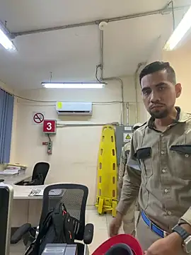 Snapshot of EnriquePersian197 chatting on February 4, 2026, 12:11 pm EnriquePersian197 online show from February 4, 2026, 12:11 pm