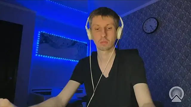 Snapshot of Aki-Laky chatting on December 13, 2025, 8:04 pm Aki-Laky online show from December 13, 2025, 8:04 pm