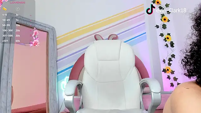 Evie Clark online show from March 4, 2025, 7:43 pm