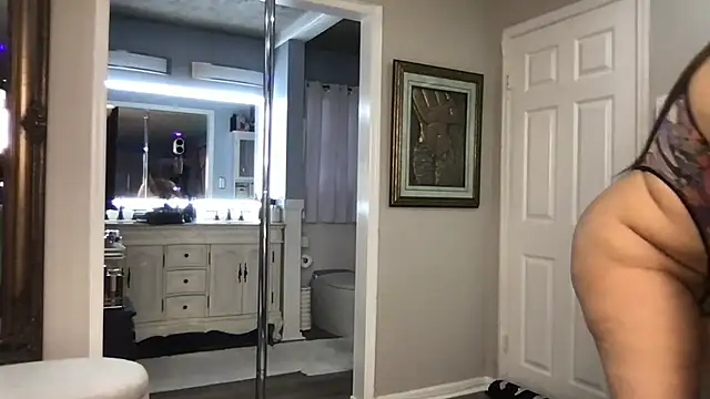 Snapshot of curvyfunlover chatting on October 14, 2025, 10:20 pm curvyfunlover online show from October 14, 2025, 10:20 pm