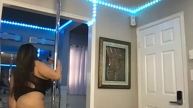 Snapshot of curvyfunlover chatting on November 19, 2025, 1:11 pm curvyfunlover online show from November 19, 2025, 1:11 pm