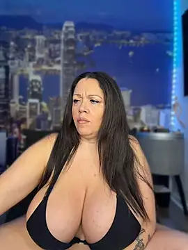 Snapshot of curvyfunlover chatting on August 3, 2026, 10:32 am curvyfunlover online show from August 3, 2026, 10:32 am