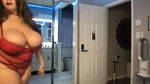 Snapshot of curvyfunlover chatting on October 28, 2025, 10:47 am curvyfunlover online show from October 28, 2025, 10:47 am