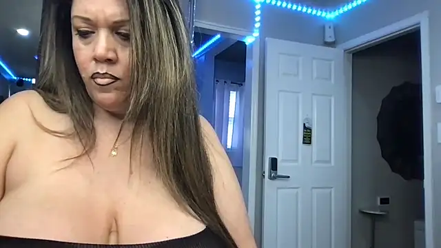 Snapshot of curvyfunlover chatting on November 9, 2025, 4:33 pm curvyfunlover online show from November 9, 2025, 4:33 pm