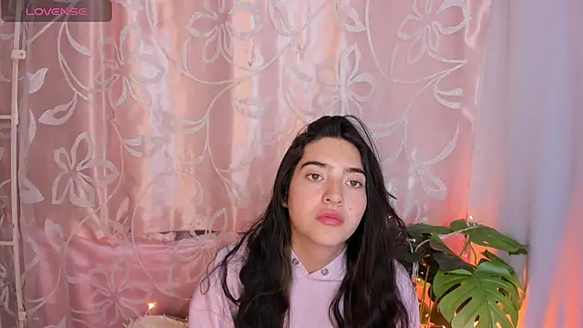 Arii vega  online show from May 3, 2026, 5:27 pm