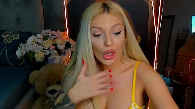 Snapshot of glossy_blondegirl chatting on October 8, 2025, 1:23 pm glossy blondegirl online show from October 8, 2025, 1:23 pm