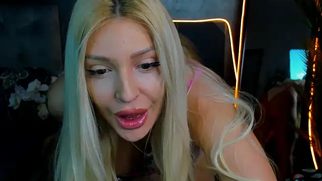 glossy blondegirl online show from October 7, 2025, 12:39 pm