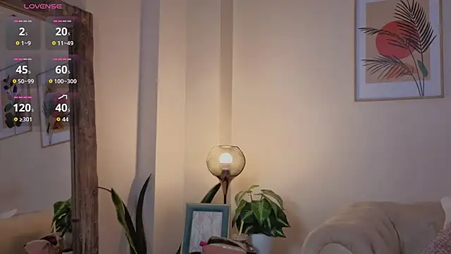 DahianaWalcott online show from October 15, 2025, 7:33 pm