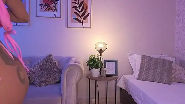 DahianaWalcott online show from February 19, 2026, 5:21 pm