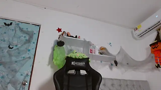 Snapshot of miss_valery2 chatting on October 28, 2025, 4:13 am miss valery2 online show from October 28, 2025, 4:13 am