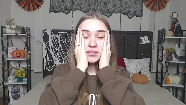 Snapshot of LauraHlot chatting on November 10, 2025, 6:35 pm LauraHlot online show from November 10, 2025, 6:35 pm