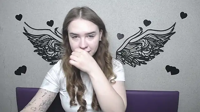 LauraHlot online show from April 29, 2026, 6:06 am