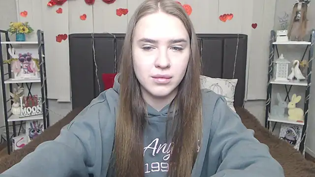 LauraHlot online show from May 3, 2026, 6:00 pm