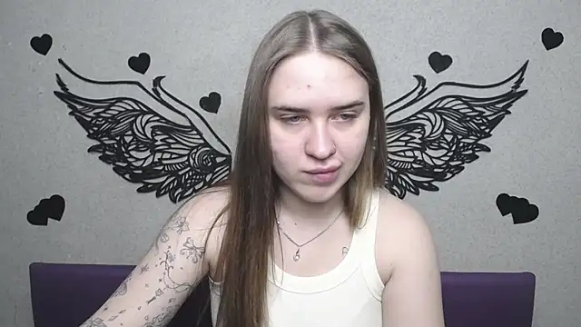 LauraHlot online show from May 6, 2026, 5:44 am