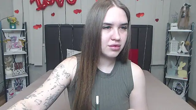 LauraHlot online show from April 12, 2026, 5:49 pm