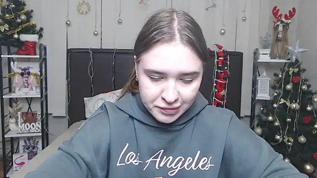 LauraHlot online show from December 19, 2025, 6:43 pm
