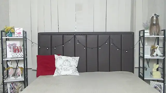 Snapshot of LauraHlot chatting on November 22, 2025, 6:51 pm LauraHlot online show from November 22, 2025, 6:51 pm