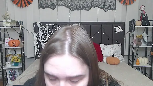 Snapshot of LauraHlot chatting on November 9, 2025, 6:45 pm LauraHlot online show from November 9, 2025, 6:45 pm