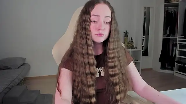 WalkingGirl online show from March 28, 2026, 5:03 pm