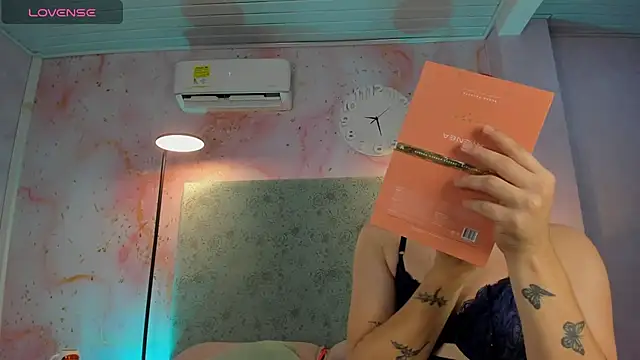 JESSI NAOMI online show from December 19, 2025, 11:07 pm