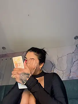 kiim taaylor online show from December 1, 2025, 11:33 am