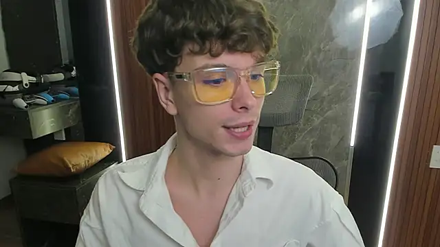 Snapshot of calvin_love_you chatting on July 3, 2026, 3:07 pm calvin love you online show from July 3, 2026, 3:07 pm