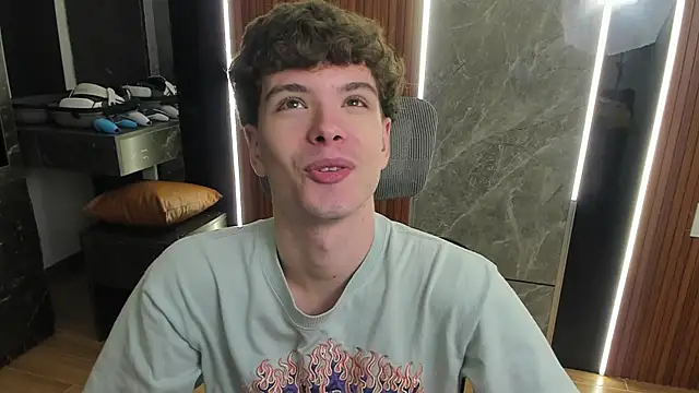 Snapshot of calvin_love_you chatting on August 1, 2026, 3:10 pm calvin love you online show from August 1, 2026, 3:10 pm