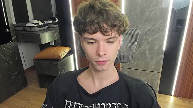 Snapshot of calvin_love_you chatting on June 9, 2026, 5:03 pm calvin love you online show from June 9, 2026, 5:03 pm