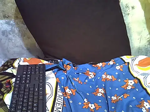 Snapshot of Soft_gal12 chatting on October 17, 2025, 5:44 am Soft gal12 online show from October 17, 2025, 5:44 am