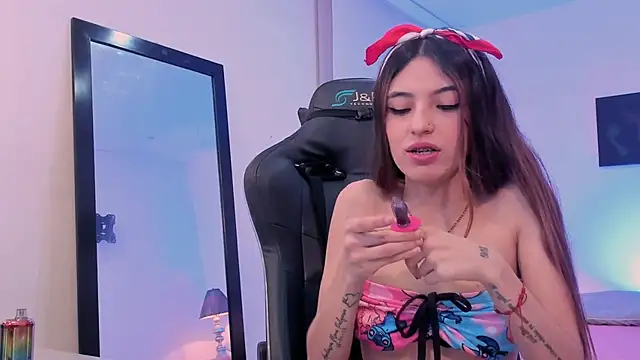 sofiarouge online show from November 19, 2025, 8:09 pm