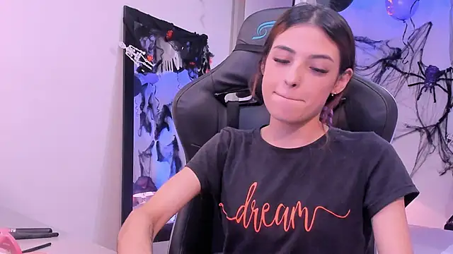 sofiarouge online show from October 8, 2025, 7:58 pm