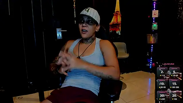 Snapshot of ZhoeStrong chatting on October 9, 2025, 10:43 pm ZhoeStrong online show from October 9, 2025, 10:43 pm