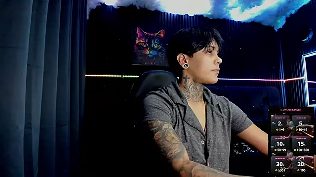 Snapshot of ZhoeStrong chatting on November 9, 2025, 7:56 am ZhoeStrong online show from November 9, 2025, 7:56 am