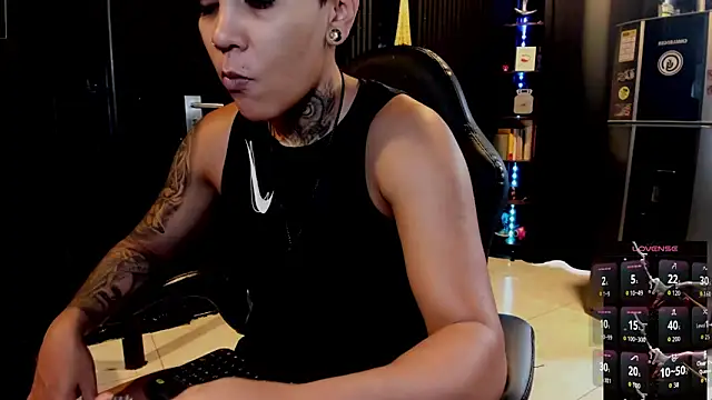 Snapshot of ZhoeStrong chatting on October 12, 2025, 7:59 pm ZhoeStrong online show from October 12, 2025, 7:59 pm