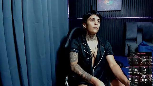 Snapshot of ZhoeStrong chatting on November 26, 2025, 10:43 pm ZhoeStrong online show from November 26, 2025, 10:43 pm