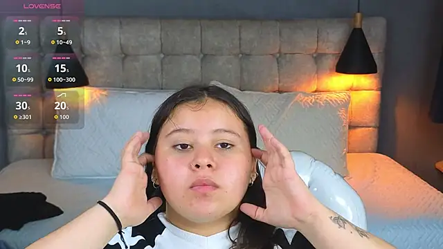 Snapshot of Laia_and_Aloby chatting on November 13, 2025, 11:30 pm Laia and Aloby online show from November 13, 2025, 11:30 pm