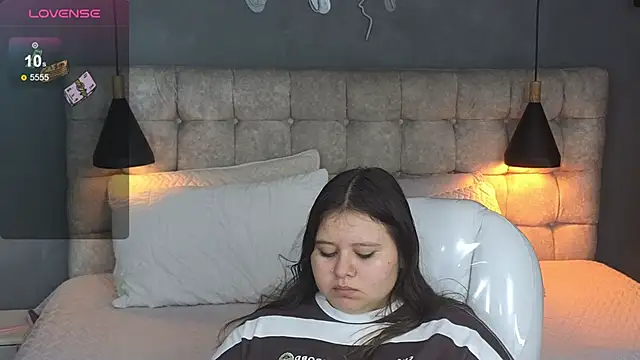 Snapshot of Laia_and_Aloby chatting on December 2, 2025, 10:22 pm Laia and Aloby online show from December 2, 2025, 10:22 pm