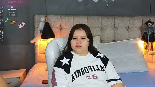 Snapshot of Laia_and_Aloby chatting on October 14, 2025, 10:20 pm Laia and Aloby online show from October 14, 2025, 10:20 pm