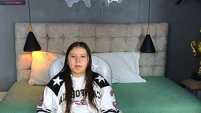 Snapshot of Laia_and_Aloby chatting on November 5, 2025, 10:13 pm Laia and Aloby online show from November 5, 2025, 10:13 pm