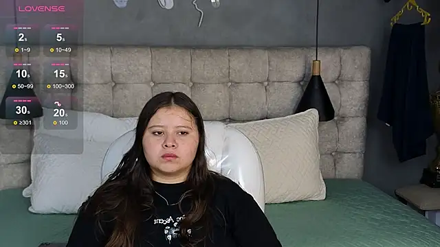 Snapshot of Laia_and_Aloby chatting on November 7, 2025, 10:35 pm Laia and Aloby online show from November 7, 2025, 10:35 pm