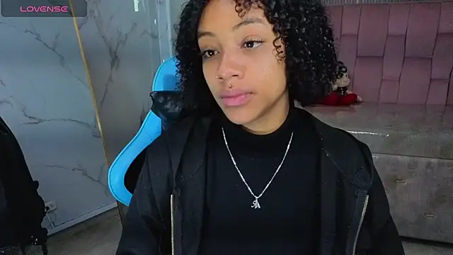 Snapshot of Violeth_b chatting on June 17, 2026, 12:59 pm Violeth b online show from June 17, 2026, 12:59 pm