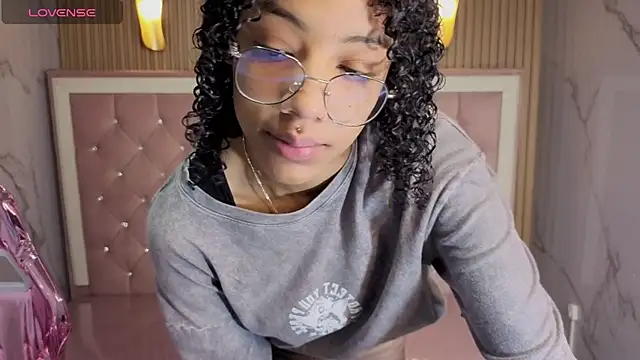 Violeth b online show from December 19, 2025, 12:51 pm