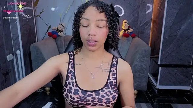 Snapshot of Violeth_b chatting on May 11, 2026, 2:45 pm Violeth b online show from May 11, 2026, 2:45 pm