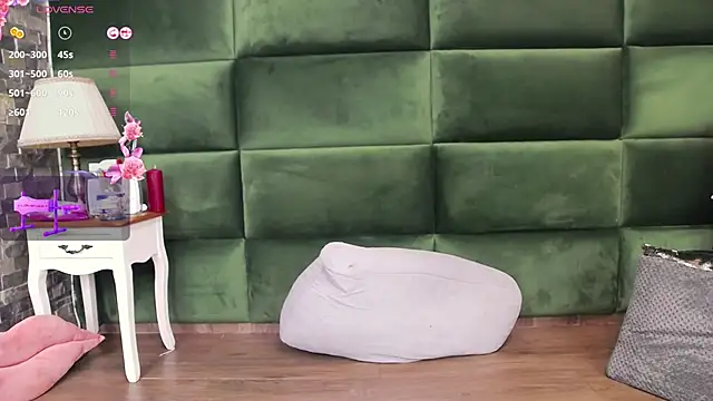 Snapshot of SelenSummer chatting on October 12, 2025, 7:04 pm SelenSummer online show from October 12, 2025, 7:04 pm