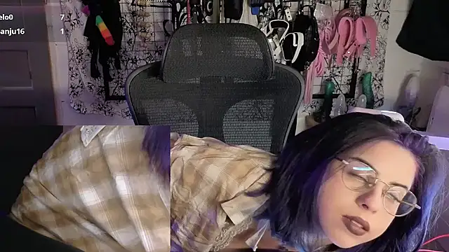 LisandreLaVenale online show from May 17, 2026, 9:37 pm