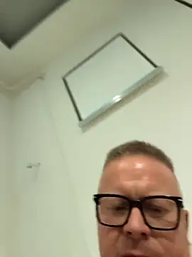 Snapshot of swingr chatting on April 13, 2026, 11:20 pm swingr online show from April 13, 2026, 11:20 pm