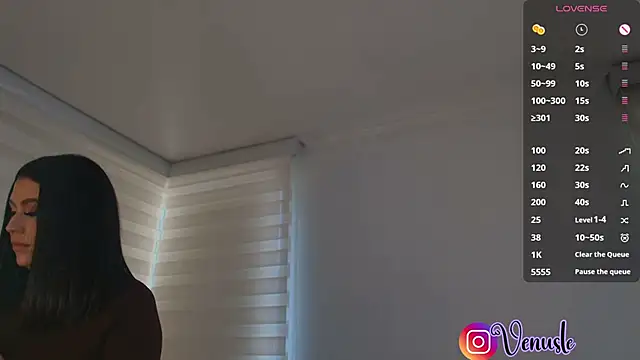 venusleroy  online show from October 31, 2025, 9:22 pm