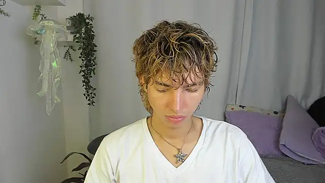 santy-kitty online show from October 17, 2025, 2:26 am