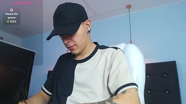 Snapshot of Lobo_17_ chatting on October 17, 2025, 3:43 am Lobo 17 online show from October 17, 2025, 3:43 am