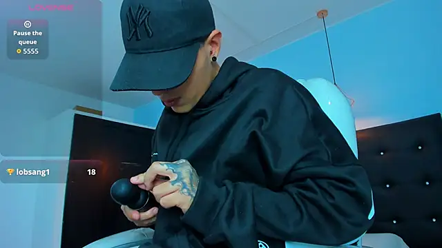 Snapshot of Lobo_17_ chatting on October 30, 2025, 3:49 am Lobo 17 online show from October 30, 2025, 3:49 am